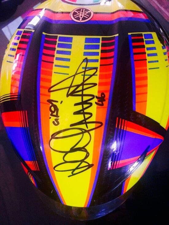 Casco autografato di Valentino Rossi, in beneficenza a 10mila € Casco autografato di Valentino Rossi, in beneficenza a 10mila €