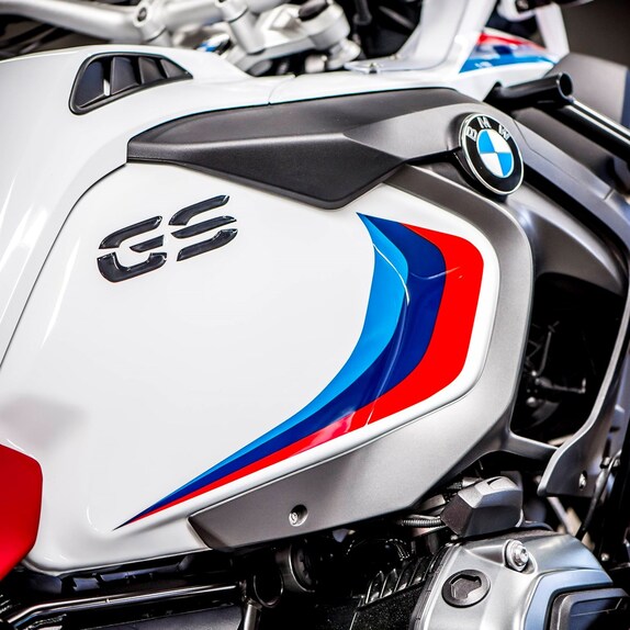 bmw-iconic-100-2016-uk-2.jpg