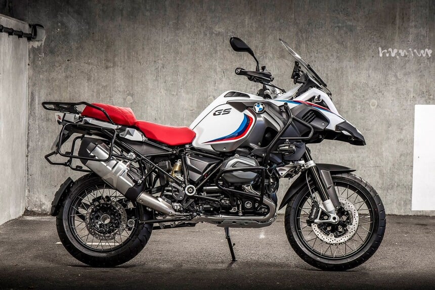 bmw-iconic-100-2016-uk-3.jpg