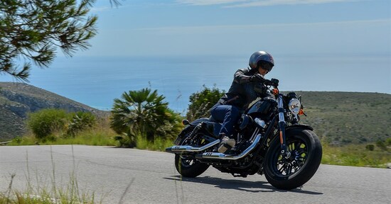 Donne in moto: look, consigli e modelli da seguire! Donne in moto: look, consigli e modelli da seguire!