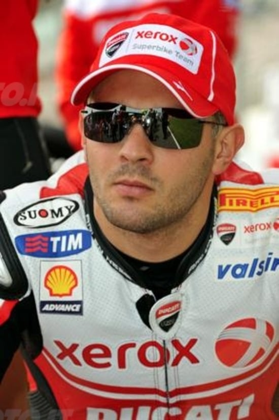 Haslam in BMW e Fabrizio in Suzuki. Haga con l’Aprilia Haslam in BMW e Fabrizio in Suzuki. Haga con l’Aprilia