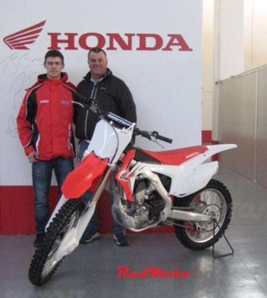 RedMoto ha consegnato la Honda per il campionato 2014 a Tim Gajser RedMoto ha consegnato la Honda per il campionato 2014 a Tim Gajser