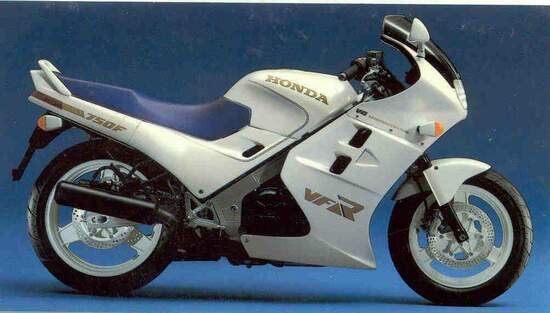 Honda VFR750F: la mitica RC24 sfida il mondo Honda VFR750F: la mitica RC24 sfida il mondo